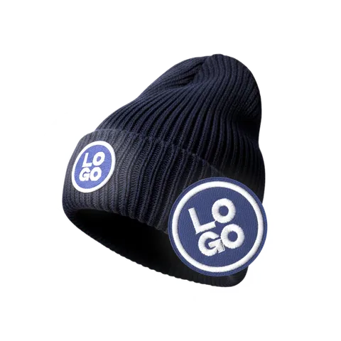 Granatowa czapka z okrągłymi naszywkami „LOGO” wyhaftowanymi odblaskową nicią