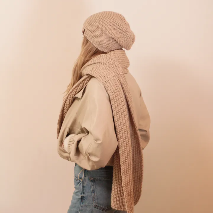 Woman in a beige hat and a long chunky-knit scarf – a dothat knitwear set